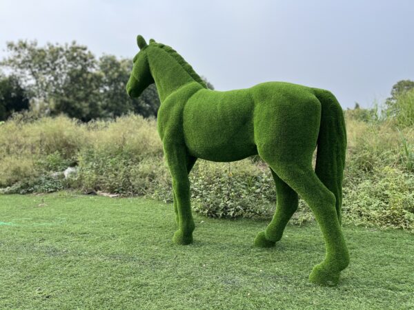 Artificial Grass Standing Horse 2 IMG_7631 Artificial Grass Standing Horse 2 IMG_7631