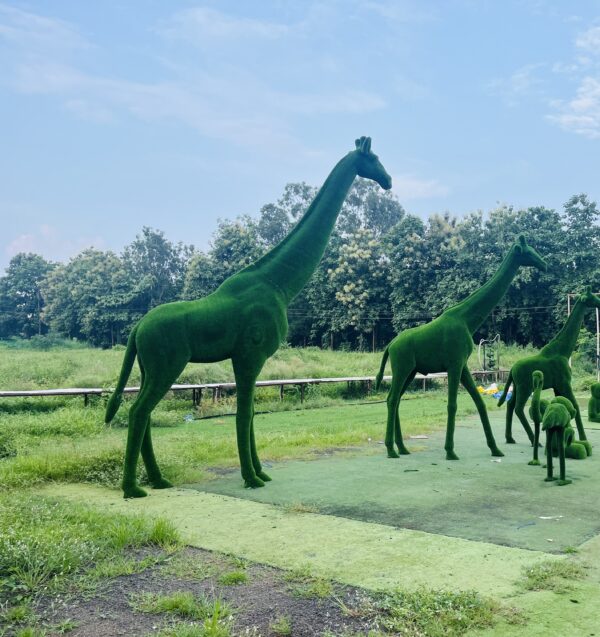 Artificial Grass Large Giraffe 4 IMG_0237 (1)